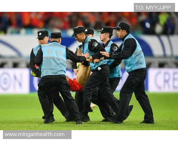 国安与浦项激烈对抗引发场内冲突球迷热议赛场暴力事件 国安与浦项激烈对抗引发场内冲突球迷热议赛场暴力事件