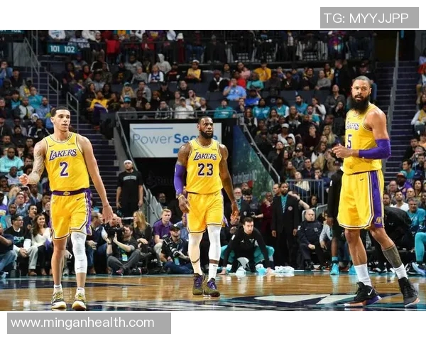 湖人队以25分优势战胜黄蜂队展现强大实力和团队配合 湖人队以25分优势战胜黄蜂队展现强大实力和团队配合