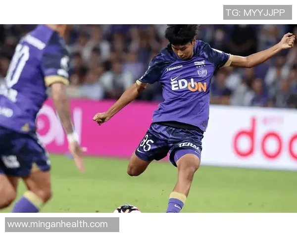 福冈黄蜂与群马的激烈对决展现足球魅力与团队精神