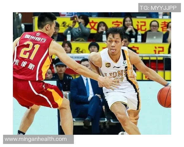 广厦与四川比赛争议引发热议球迷与专家各执己见探讨裁判判罚合理性